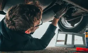 Mechanik pod autem. Czy warsztat może legalnie przetrzymać Twoje auto, jeśli nie zgadzasz się na cenę naprawy?