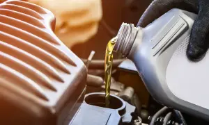 Motul czy Castrol 5W30 – który olej zapewni lepszą ochronę silnika?