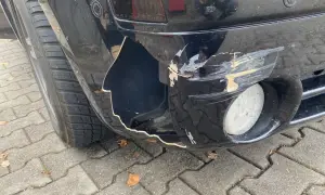 Pęknięty zderzak z widocznym ubytkiem i otarciami. Czy taki stan kwalifikuje się do przeglądu technicznego?