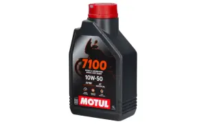 Czarna butelka oleju Motul 7100 10W-50 4T, 1L. Idealny do sportu i przygody, zapewnia wysoki poziom ochrony.