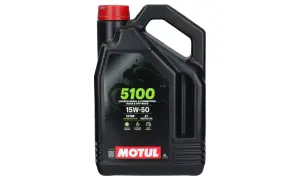 Czarny kanister z olejem Motul 5100 15W-50. Czy olej Motul jest dobry? Tak, ten esterowy olej 4T zapewnia płynną zmianę biegów i łatwy rozruch.