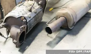 Dwa filtry DPF/FAP leżące obok siebie. Jeden z nich jest mocno zabrudzony, co może sugerować, czy mokry dpf się wypala.