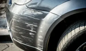 Pęknięty zderzak plastikowy z licznymi zarysowaniami. Dowiedz się, jak naprawić pęknięty zderzak plastikowy domowym sposobem.