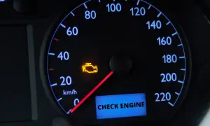 Kontrolka "Check Engine" na desce rozdzielczej. Dowiedz się, jak usunąć błąd check engine bez wizyty u mechanika.