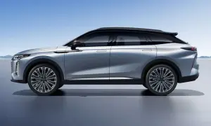 Srebrny SUV z czarnym dachem, idealny jako zastępcze auto elektryczne, gdy Twój samochód trafi do serwisu. Od 2026 r. to norma!