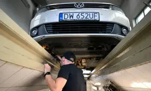 Mechanik sprawdza podwozie auta. Od 2026 r. warsztaty będą musiały raportować każdy wyciek płynów do bazy ochrony środowiska.