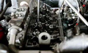 Silnik z widocznymi zaworami i wtryskiwaczami. Może to być związane z przyczynami stukania w silniku na zimnym biegu jałowym.