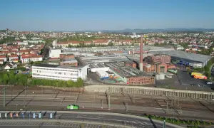 Fabryka opon Fulda, widok z lotu ptaka na kompleks przemysłowy z ceglanymi budynkami i kominem.