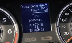Wyświetlacz pokazuje ciśnienie w oponach 35 i 33 PSI. Prawda o rzekomym obowiązku montażu czujników ciśnienia opon tylko w ASO.