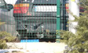 Uszkodzony tył Mitsubishi bez zderzaka. Czy można jeździć bez tylnego zderzaka? Pytanie pozostaje otwarte.