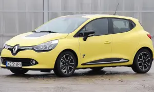Żółte Renault Clio IV/V z numerem 7 na drzwiach. Szukasz odpowiedzi, jaki silnik benzynowy do renault clio iv/v jest najbardziej ekonomiczny?