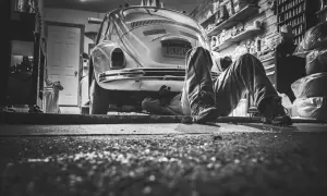 Mechanik bada objawy zużytego oleju w moście napędowym lub dyferencjale klasycznego VW Garbusa.