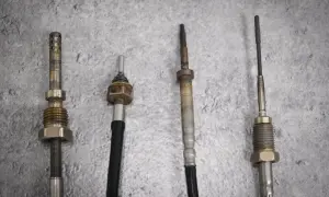 Cztery czujniki różnicy ciśnień DPF, gotowe do diagnostyki. Jak sprawdzić czujnik różnicy ciśnień dpf?