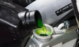 Jaki płyn do chłodnicy motocykla wybrać, aby uniknąć przegrzania?