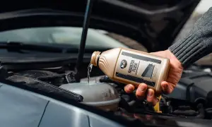 Wylewanie płynu do płukania chłodnic K2 Radiator Flush do zbiorniczka wyrównawczego. To pierwszy krok, by dowiedzieć się, jak wyczyścić chłodnicę z zewnątrz.