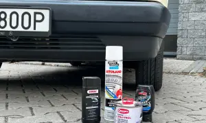 Jak odnowić wyblakłe plastiki zderzaka czernidłem do opon? Na zdjęciu produkty do pielęgnacji auta: Autoland, Sonax, Owatrol, Turtle Wax.