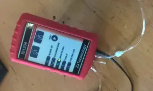 Tester klimatyzacji ID1234 z czynnikiem R1234yf. Może wyjaśniać, dlaczego w 2026 roku serwisy klimatyzacji drastycznie podniosły ceny czynnika R1234yf.
