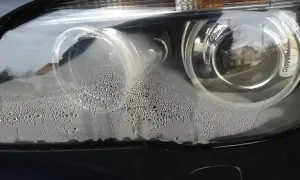 Krople wody na kloszu reflektora BMW. Przyczyny parowania reflektorów po demontażu zderzaka mogą być związane z nieszczelnością.