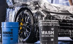Mycie auta z powłoką ceramiczną: dwa wiadra K2, jedno z pianą, drugie do płukania.