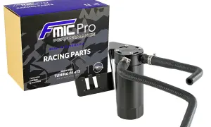 Czarny catch tank FMIC Pro z uchwytem i wężami. Czy warto montować separator oleju? To rozwiązanie dla wymagających.