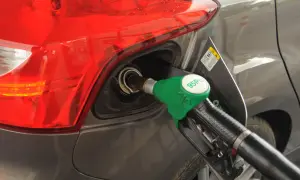 Tankowanie samochodu. Czy częste silniejsze hamowanie ma wpływ na eksploatacyjne zużycie paliwa?
