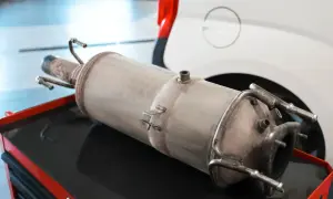 Filtr DPF/GPF na wózku warsztatowym. Odkryj sekrety regeneracji filtrów DPF/GPF, bo "wypalanie" to tylko chwilowe rozwiązanie.