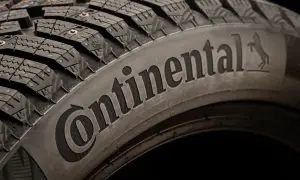 Opona zimowa z kolcami, z napisem Continental. To właśnie ta firma produkuje opony Continental, zapewniając przyczepność na lodzie.