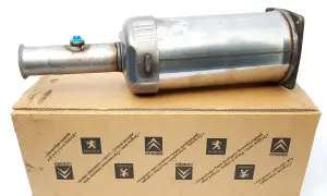 Filtr DPF Peugeot 2.0 HDI na kartonie z logo producenta.