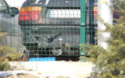 Uszkodzony tył Mitsubishi bez zderzaka. Czy można jeździć bez tylnego zderzaka? Pytanie pozostaje otwarte.