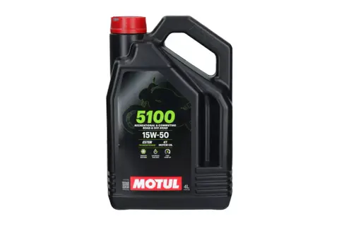 Czarny kanister z olejem Motul 5100 15W-50. Czy olej Motul jest dobry? Tak, ten esterowy olej 4T zapewnia płynną zmianę biegów i łatwy rozruch.