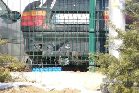 Uszkodzony tył Mitsubishi bez zderzaka. Czy można jeździć bez tylnego zderzaka? Pytanie pozostaje otwarte.