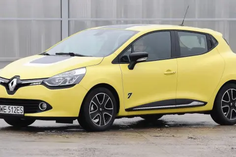 Żółte Renault Clio IV/V z numerem 7 na drzwiach. Szukasz odpowiedzi, jaki silnik benzynowy do renault clio iv/v jest najbardziej ekonomiczny?