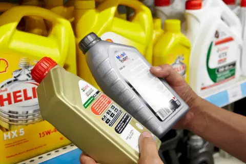 Wybór oleju do silnika LPG: jak dobrać olej do silnika zasilanego gazem LPG, uwzględniając temperaturę spalania. Na półce widać różne oleje.