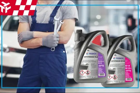 Mechanik z kluczami w rękach i dwa kanistry płynu chłodniczego. Czy można mieszać płyn chłodniczy? Sprawdź etykiety!