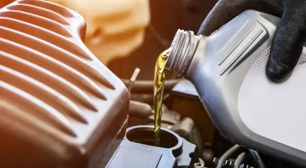 Motul czy Castrol 5W30 – który olej zapewni lepszą ochronę silnika?