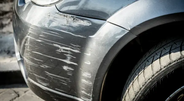 Pęknięty zderzak plastikowy z licznymi zarysowaniami. Dowiedz się, jak naprawić pęknięty zderzak plastikowy domowym sposobem.