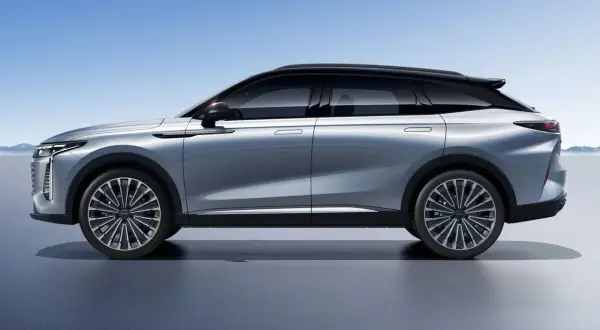 Srebrny SUV z czarnym dachem, idealny jako zastępcze auto elektryczne, gdy Twój samochód trafi do serwisu. Od 2026 r. to norma!