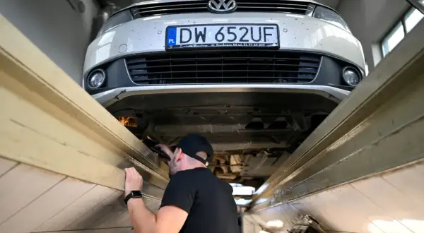 Mechanik sprawdza podwozie auta. Od 2026 r. warsztaty będą musiały raportować każdy wyciek płynów do bazy ochrony środowiska.