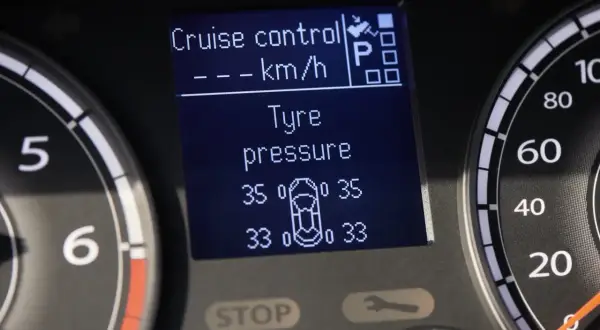 Wyświetlacz pokazuje ciśnienie w oponach 35 i 33 PSI. Prawda o rzekomym obowiązku montażu czujników ciśnienia opon tylko w ASO.