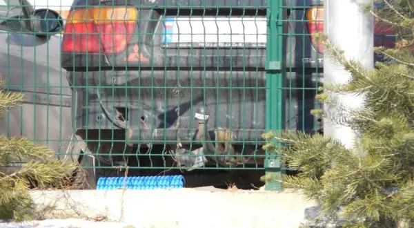 Uszkodzony tył Mitsubishi bez zderzaka. Czy można jeździć bez tylnego zderzaka? Pytanie pozostaje otwarte.