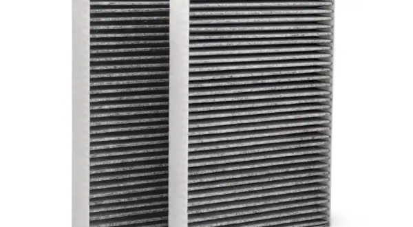 Dwa filtry kabinowe: zwykły i z węglem aktywnym. Różnica między nimi to warstwa węgla, która pochłania zapachy i zanieczyszczenia.