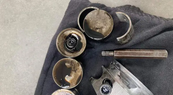 Zużyte hydropopychacze zaworowe w V6, z widocznymi osadami i śladami tarcia.