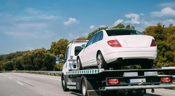 Ile kosztuje holowanie samochodu na parking policyjny w 2025 roku?