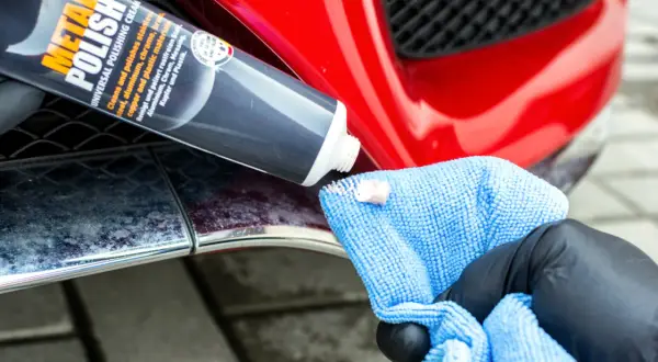 Skutki użycia agresywnej chemii na chromowanych listwach zderzaka: matowe plamy i zmatowienie. Czas na polerowanie!