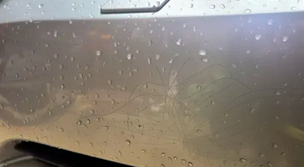 Pęknięcia lakieru na zderzaku, spowodowane niskimi temperaturami, tworzą sieć przypominającą pajęczynę.