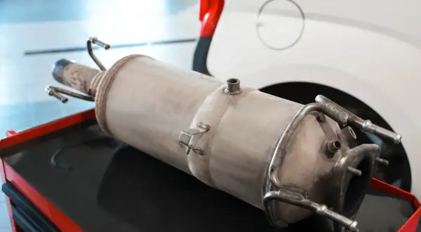 Filtr DPF/GPF na wózku warsztatowym. Odkryj sekrety regeneracji filtrów DPF/GPF, bo "wypalanie" to tylko chwilowe rozwiązanie.