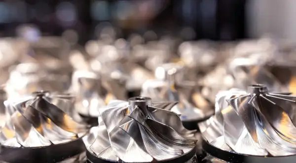 Metalowe wirniki turbosprężarek, błyszczące i precyzyjne. Zastanawiasz się, dlaczego turbina świszczy na niskich obrotach? To może być kwestia ich wyważenia.