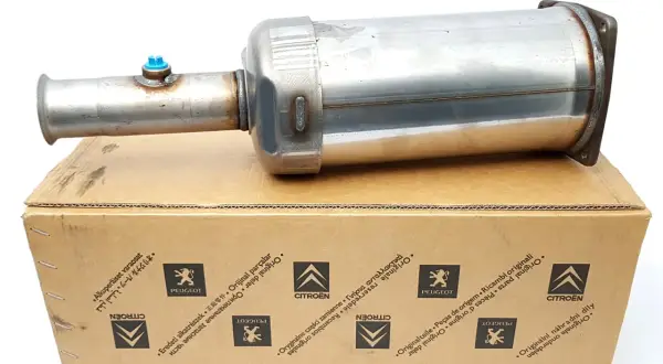 Filtr DPF Peugeot 2.0 HDI na kartonie z logo producenta.