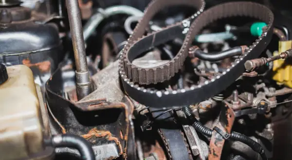 Zerwany pasek rozrządu w silniku. Kto musi zapłacić za błąd mechanika, gdy dochodzi do takiej awarii?