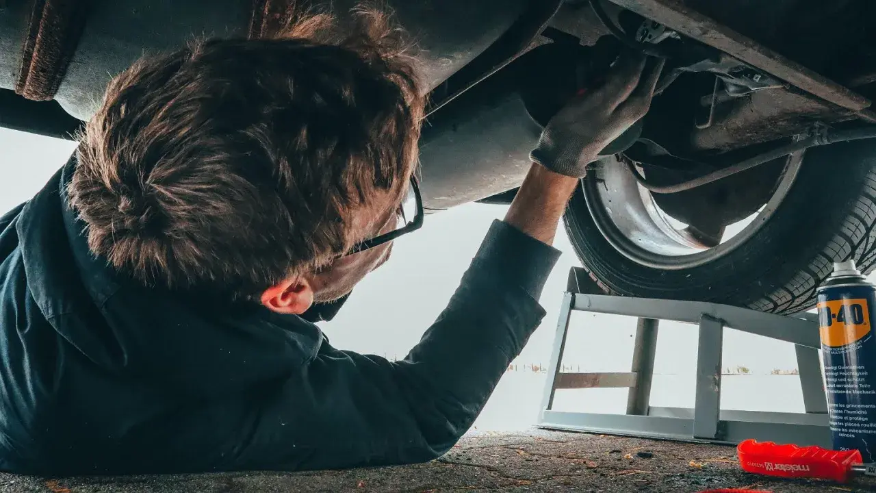 Mechanik pod autem. Czy warsztat może legalnie przetrzymać Twoje auto, jeśli nie zgadzasz się na cenę naprawy?